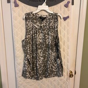 Simply Vera Vera Wang Sleeveless Gray and White Blouse